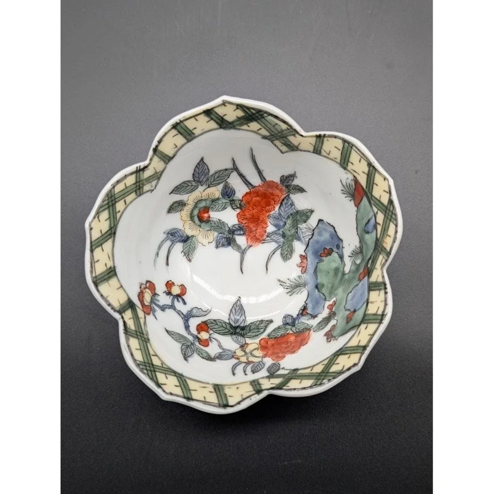 Japanese Porcelain Hand Painted‎ Lotus Rim Bowl 4.5